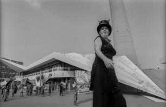 Germany, Berlin, 1.8.1992, Wise Fool Puppet Intervention, street theatre from San Francisco, under