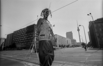 Germany, Berlin, 1.8.1992, Wise Fool Puppet Intervention, street theatre from San Francisco, under