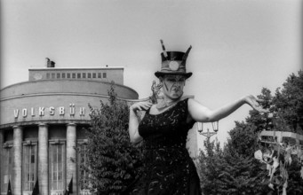 Germany, Berlin, 1.8.1992, Wise Fool Puppet Intervention, street theatre from San Francisco, under