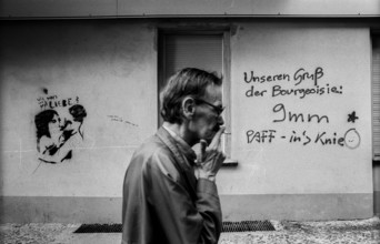 Germany, Berlin, 3.8.1992, graffiti in Prenzlauer Berg: Our greeting from the bourgeoisie 9 mm -