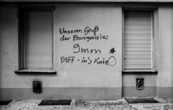 Germany, Berlin, 3.8.1992, graffiti in Prenzlauer Berg: Our greeting from the bourgeoisie 9 mm -