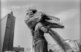 Germany, Berlin, 1.8.1992, Wise Fool Puppet Intervention, street theatre from San Francisco, under