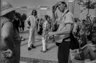 Germany, Berlin, 1.8.1992, Wise Fool Puppet Intervention, street theatre from San Francisco, under