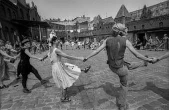 Germany, Berlin, 1.8.1992, Wise Fool Puppet Intervention, street theatre from San Francisco, under