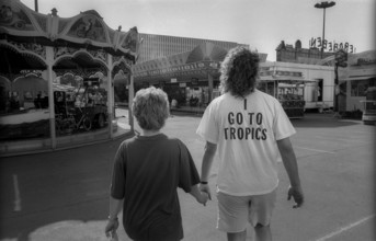 Germany, Berlin, 01.8.1992, Hustle and bustle on Marx-Engels-Platz, mother and child (Go to