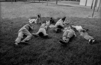 Germany, Berlin, 01.8.1992, Summer in the City, snoozing in the shade
