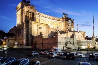 Monumento Nazionale a Vittorio Emanuele II (National Monument to Victor Emmanuel II) at evening.