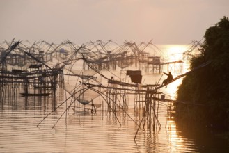 Thailand, Phatthalung, Shore-operated lift net, Sunrise // Pêche au carrelet, Lever du soleil, Sud