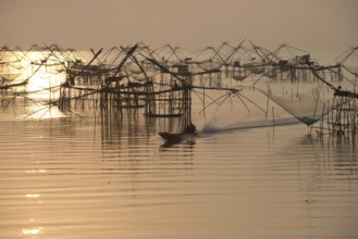 Thailand, Phatthalung, Shore-operated lift net, Fishermen on boat, Sunrise // Pêche au carrelet,