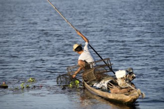 Fisherman in Southern Thailand with fish-traps // Pêcheur dans le sud de la Thaïlande avec nasses