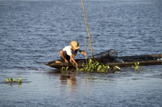 Fisherman in Southern Thailand with fish-traps // Pêcheur dans le sud de la Thaïlande avec nasses