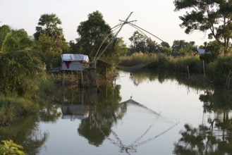 Thailand, Southern, Shore-operated lift net, on sunset // Pêche au carrelet, coucher du soleil, Sud