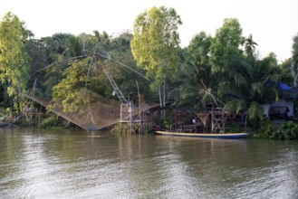 Thailand, Southern, Shore-operated lift net, on sunset // Pêche au carrelet, coucher du soleil, Sud