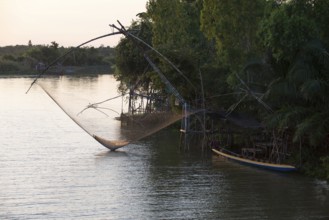 Thailand, Phatthalung, Shore-operated lift net, on sunset // Pêche au carrelet, coucher du soleil,