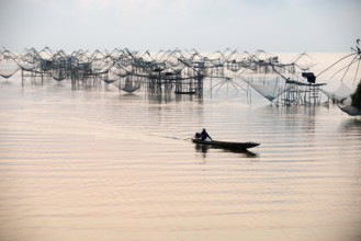 Thailand, Phatthalung, Shore-operated lift net, Fisherman on boat, Sunrise // Pêche au carrelet,