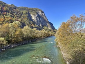 A clear river that snakes through an autumnal mountain landscape, under a clear sky, Drau, Drau