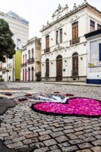 Ruas decoradas no entorno da Praça XV de Novembro para a Procissão de Corpus Christi.