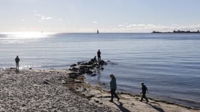 Beach scene on Fehrmannsundstrand in sunny autumn weather, Fehmarn island, 18.10.2025, Fehmarn,