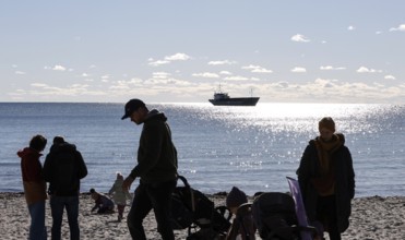Beach scene on the south beach in sunny autumn weather, Fehmarn island, 18.10.2025, Fehmarn,