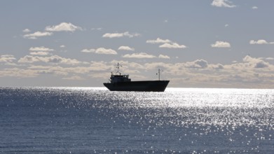 A cargo ship anchors off Südstrand, island of Fehmarn, 18.10.2025, Fehmarn, Schleswig-Holstein,