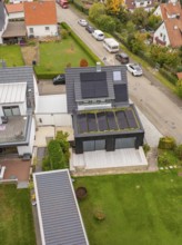 Detailed top view of extension with PV and pergola as well as the adjacent lawn on a quiet street,