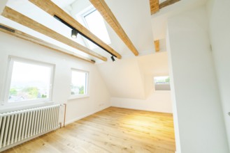 Bright attic room with exposed beams and oak floors, friendly and modern, house renovation, climate