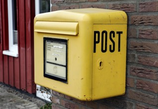 One of the last mailboxes for sending letters, 14.10.2025, Fehmarn, Schleswig-Holstein, Germany