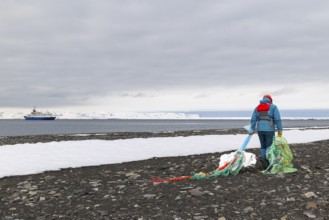 Collecting washed up fishing nets on the beach, expedition ship, sea, Mushamna, Spitsbergen,