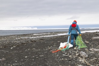 Collecting washed up fishing nets on the beach, sea, Mushamna, Spitsbergen, Svalbard
