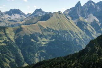 View from the Fellhorn of the Allgäu Alps, behind Spätengundkopf, Trettachspitze and Mädelegabel,