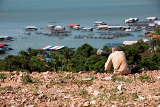 Photographer with a big lens (600mm)