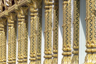 Columns with mosaic decorations (Lai Kranok), also: golden, mosaic-decorated Thai temple columns