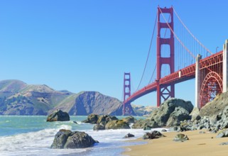 View of Golden Gate Bridge from Bakery beach, San Francisco, California, USA