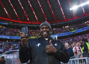 Léo Macaé, former soccer player Brazil, today influencer, gesture gesture thumbs up with smartphone