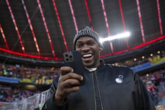 Léo Macaé, former soccer player Brazil, today influencer, gesture gesture filming with smartphone