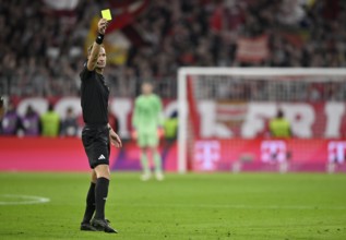 Referee Bastian Dankert shows yellow card warning Deutscher Classico, FC Bayern Munich FCB against