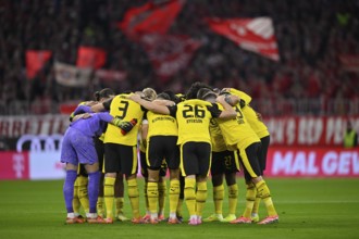 Team building, team circle in front of the start of the game Borussia Dortmund BVB Deutscher