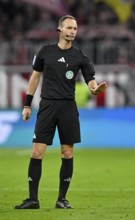 Referee Bastian Dankert gesture gesture calm, German Classico, FC Bayern Munich FCB versus Borussia