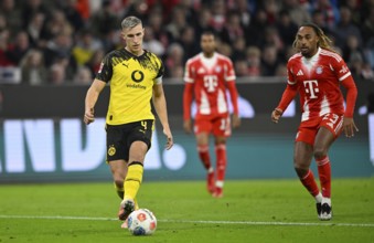 Nico Schlotterbeck Borussia Dortmund BVB (04) Ball Action Sacha Boey FC Bayern Munich FCB (23)