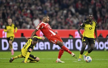 Jonathan Tah FC Bayern Munich FCB (04) Action on the ball Pascal Gross Borussia Dortmund BVB (13)