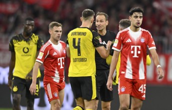 Referee Bastian Dankert talking to Nico Schlotterbeck Borussia Dortmund BVB (04) Joshua Kimmich FC