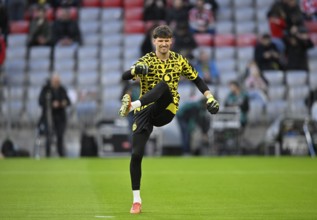 Goalkeeper Gregor Kobel Borussia Dortmund BVB (01) Warm-up training German Classico, FC Bayern