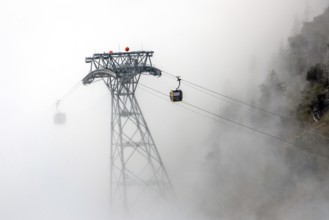 Pillars and cabins of the Nebelhorn Railway in the fog, Oberstdorf, Oberallgäu, Allgäu, Bavaria,