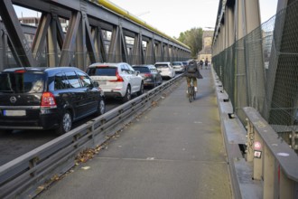 Cyclists ride next to traffic jams on the Elsenbrücke. After completion of the 16th construction