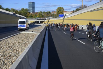 Cyclists at a demo on the 16th construction phase of the A100. In the background the Treptower,
