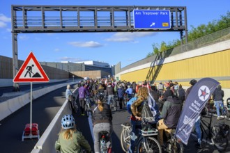 Cyclists at a demo on the 16th construction phase of the A100. Construction site sign due to