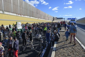 Cyclists at a demo on the 16th construction phase of the A100. Participants walk on the elevated