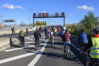 Traffic signs indicate traffic jams! From now on, only 60 km/h during the bicycle demo on the just