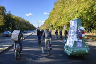 Participants in a bicycle demo against the A100 on the 17th of June road. Signs say: Hitler loves