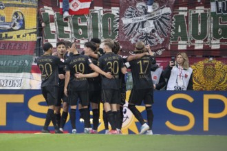 Alexis Claude-Maurice (FC Augsburg, midfield, #20), Anton Kade (FC Augsburg, midfield, #30),